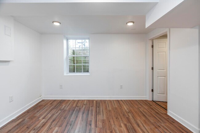 Building Photo - 491 Stratford Dr