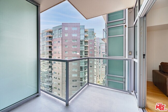 Building Photo - 13700 Marina Pointe Dr