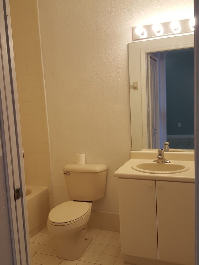 Building Photo - 1663 SE 27th Dr