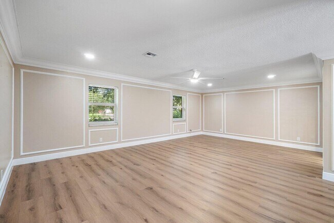 Building Photo - 5065 Horseshoe Cir N
