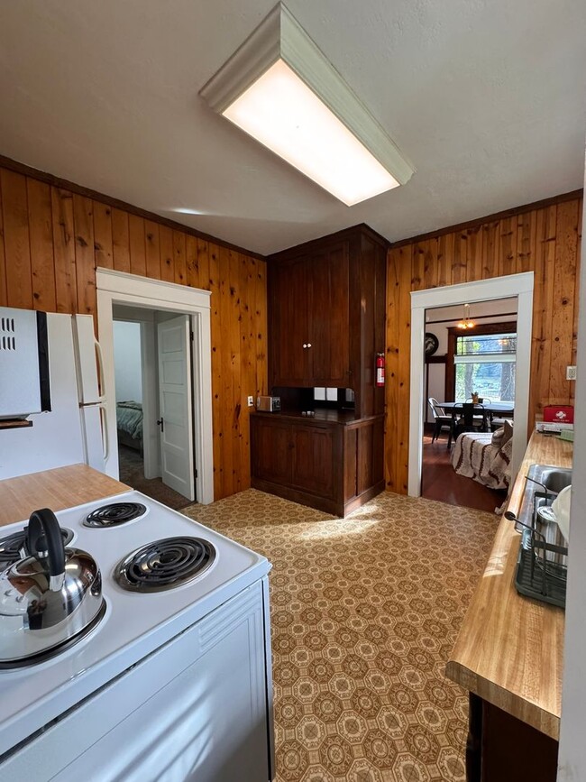 Building Photo - YOUR PACIFIC NORTHWEST RETREAT AWAITS! AV CHARGING STATION, GORGEOUS VIEWS, PRIVACY AND MORE!