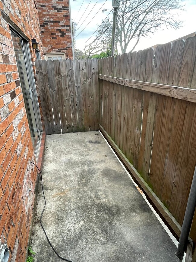 Building Photo - Great Complex in Kenner, 2BD/1.5BA with Off Street Parking