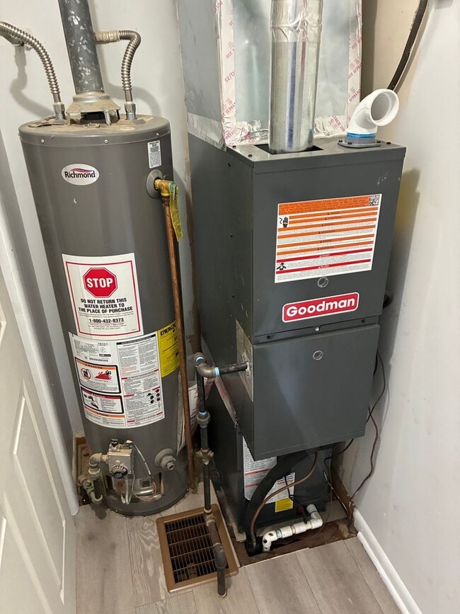 Building Photo - Fully remodeled 2 bed, 1 bath duplex walki...