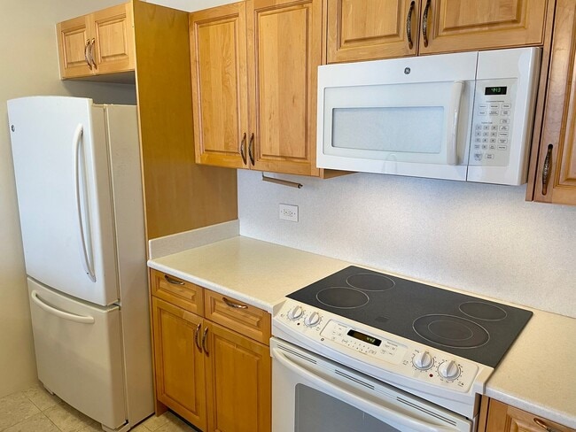 Building Photo - Penthouse Unit in Downtown Honolulu – 2 Be...