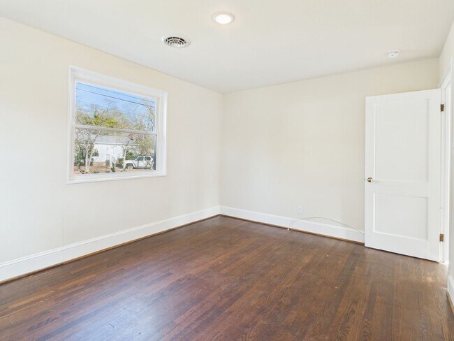 Building Photo - 1815 Powell Rd