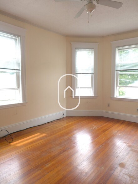 Building Photo - 52 Oak Square Ave