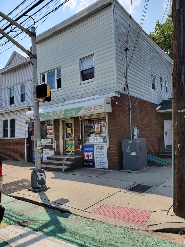 Building Photo - 95 Mallory Ave