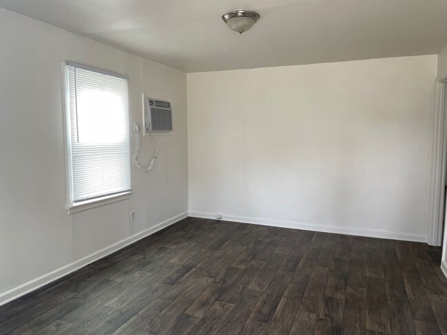 Building Photo - 1510 Sloan St