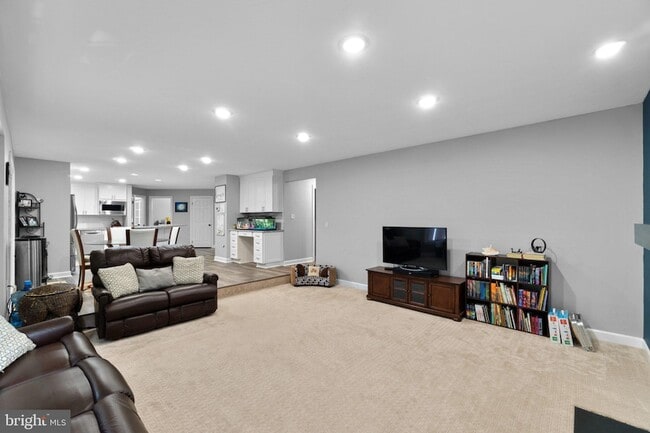 Building Photo - 6874 Caravan Ct