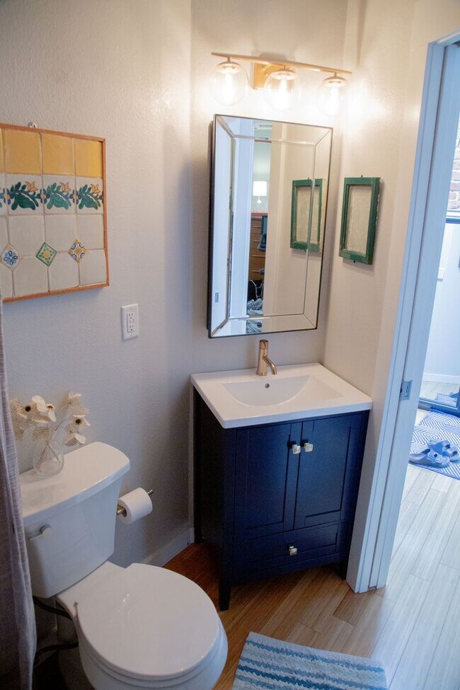 Building Photo - Chic 1-Bedroom Condo in North Capitol Hill...