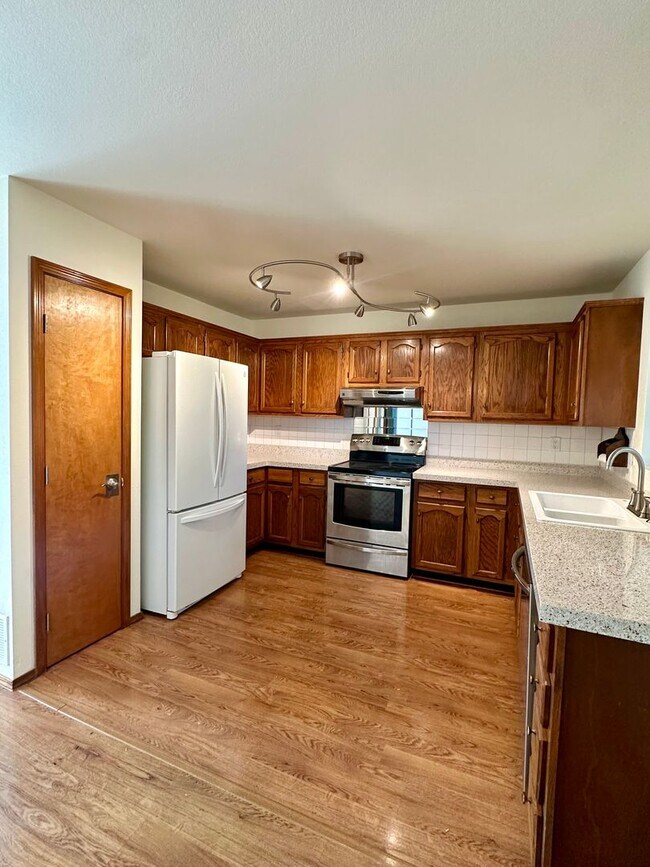 Building Photo - BEAUTIFULLY UPDATED 3BD HOME NEAR FORT CARSON