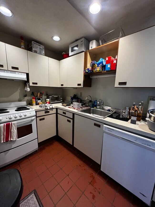 Building Photo - 451 Park Dr