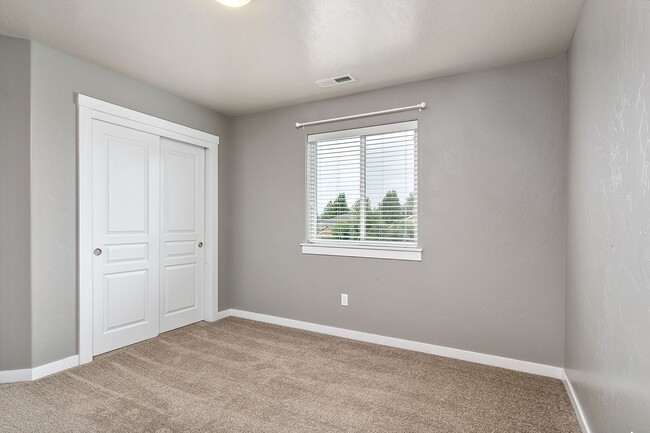 Building Photo - ** $500 MOVE IN SPECIAL ** LOW MAINTENANCE...