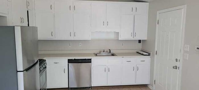 Building Photo - Three Bedroom Split Level Home/Unfinished Basement