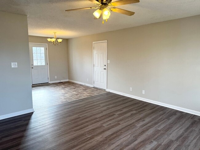 Building Photo - Beautiful Home close to Ft Campbell and Shopping!