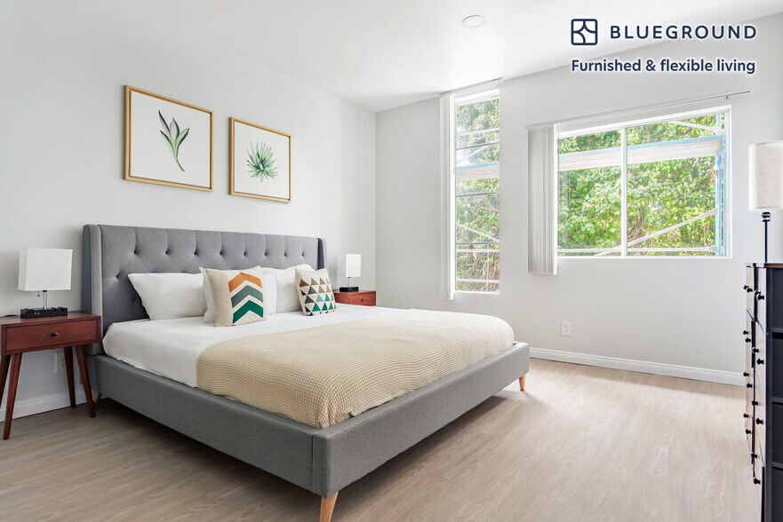 Building Photo - 16070 W Sunset Blvd