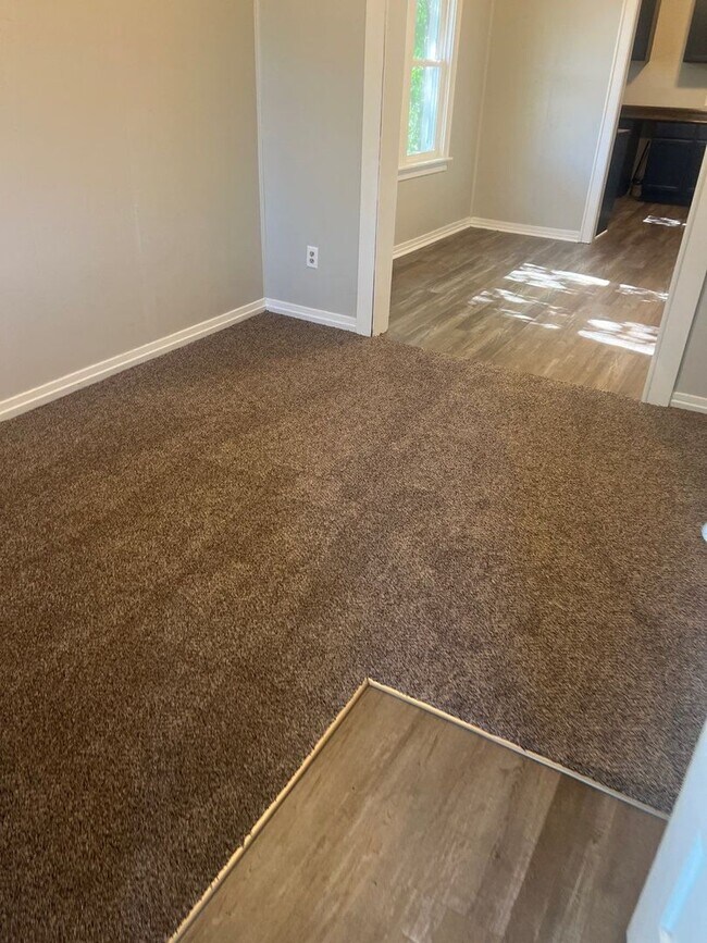 Building Photo - 1207 E Columbus Dr