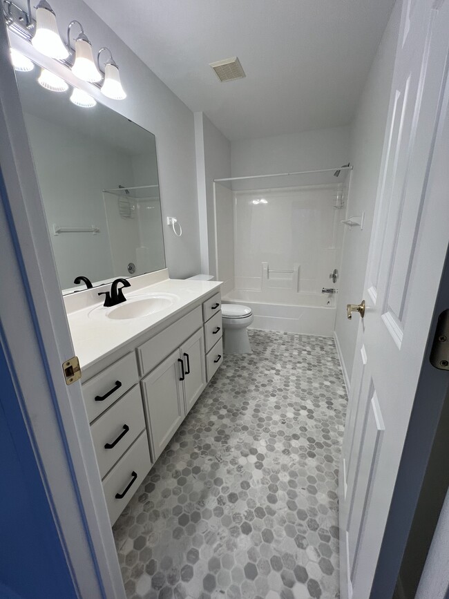 Master bathroom - 2109 Albemarle Ct N