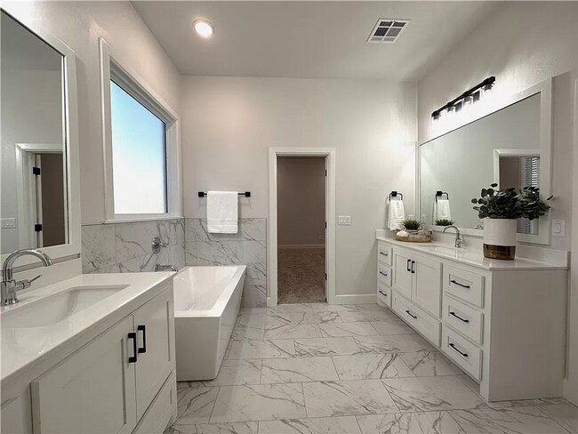 Building Photo - Luxarious 3BD/2BTH Home off of JKP Turnpik...