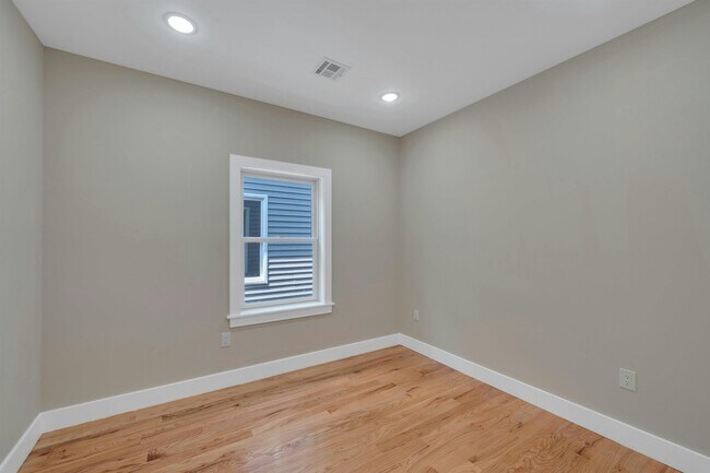 Building Photo - 275 Pearsall Ave