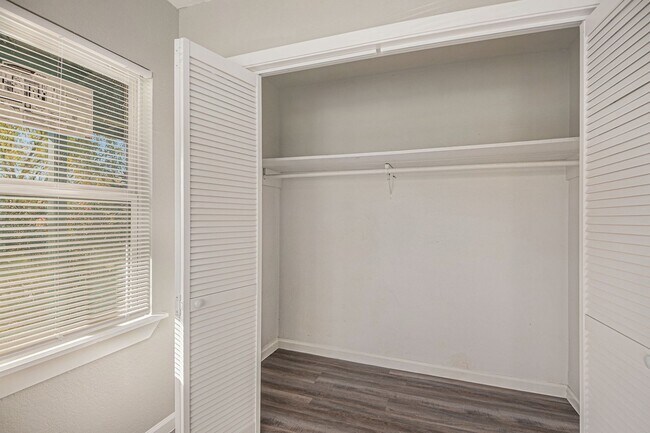 Building Photo - This charming 3-bedroom, 1-bath residence offers 1,000 square feet of comfortable living space, p...