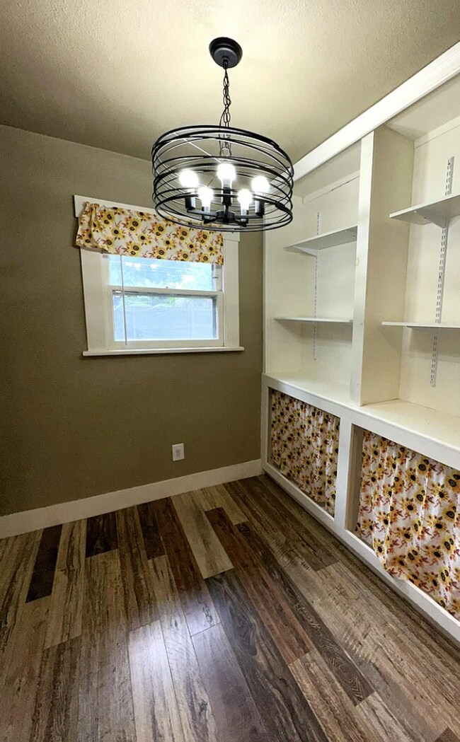 Building Photo - Don't Miss Out on this beautiful bungalow!