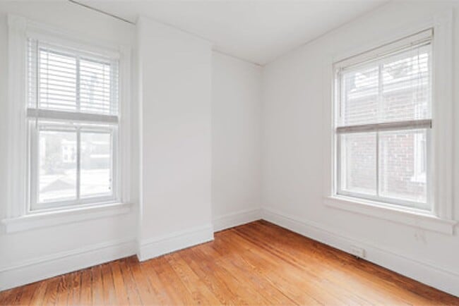 Building Photo - Great Fan Rowhouse!!