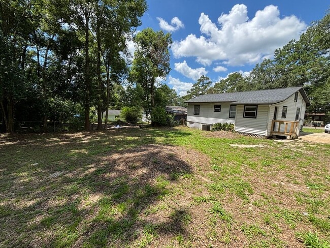 Building Photo - Stylish Renovated 3-Bedroom Gem in Prime T...