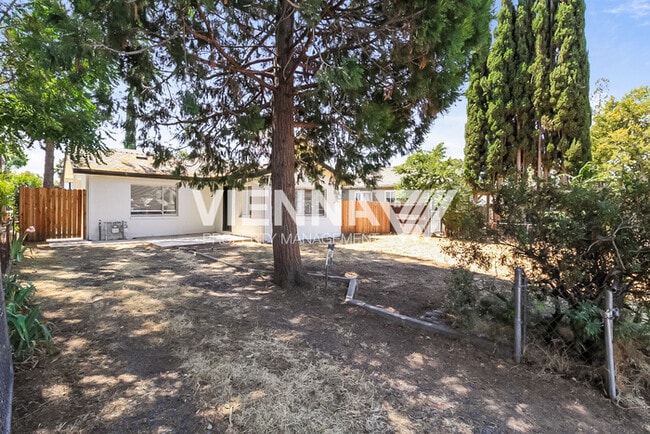 Building Photo - 912 Shearer St