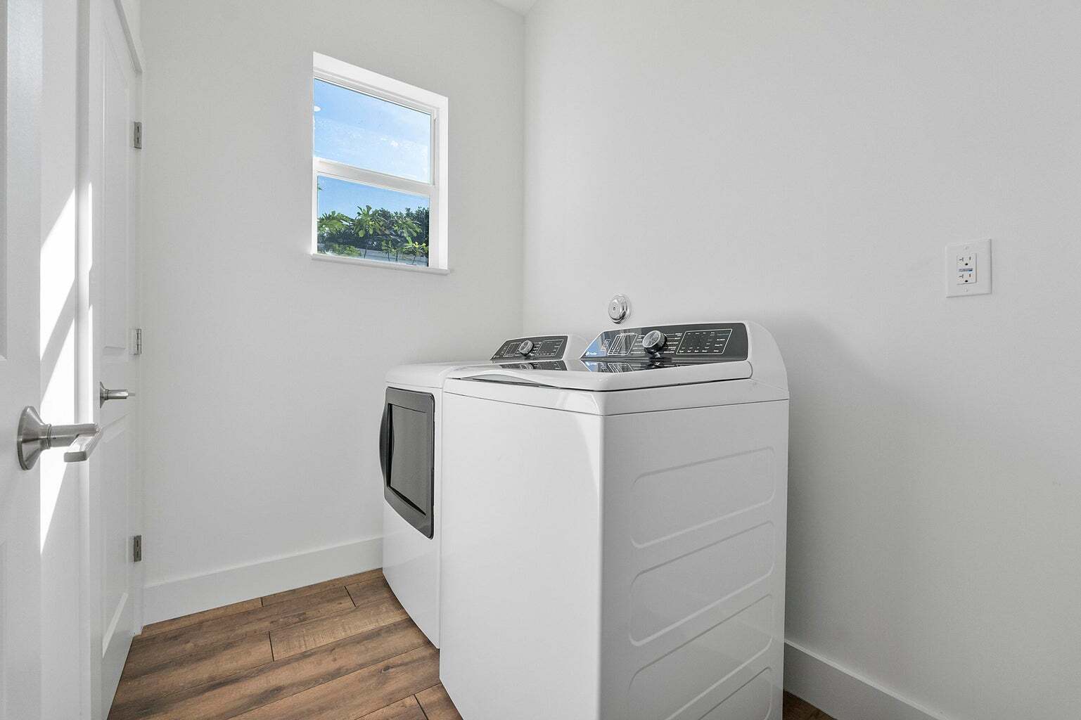 Building Photo - 1579 W 16th St