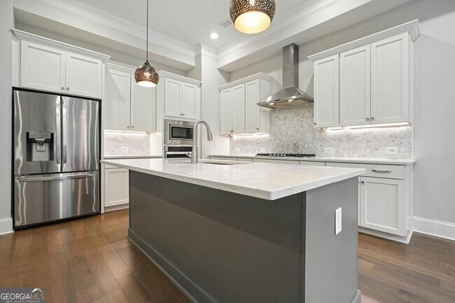 Building Photo - 123 Village Green Ave