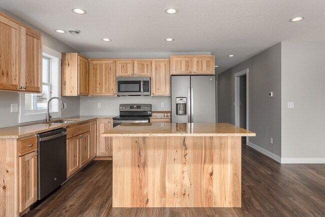 Building Photo - 102 7th Ave NW