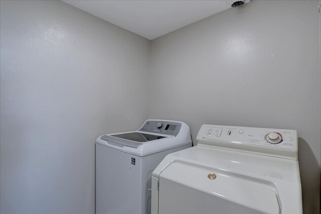 Building Photo - Stunning Top-Floor End Unit with Vaulted Ceilings and Modern Finishes