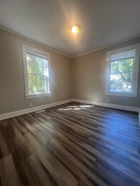 Building Photo - 2728 W Surrey Dr
