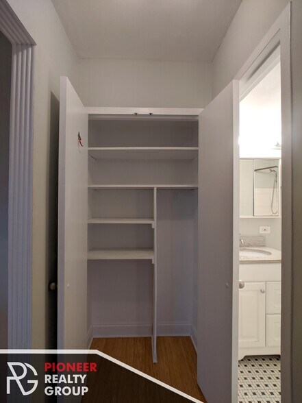 Building Photo - 429 W Wellington Ave