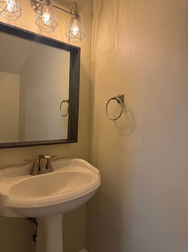 Building Photo - Spacious 4-Bedroom in Clearwood – Gated Co...