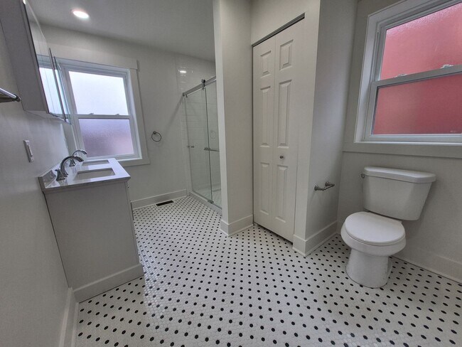 Building Photo - Newly Renovated Home in the Heart of Morningside!