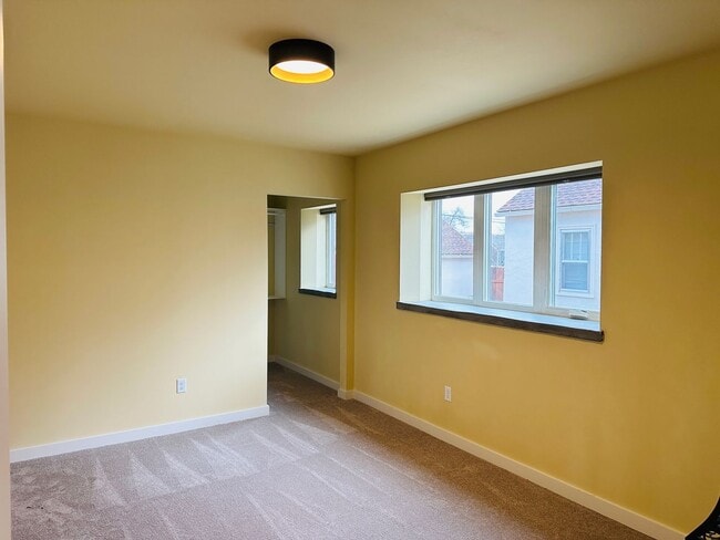 Building Photo - 605 Alderson Ave