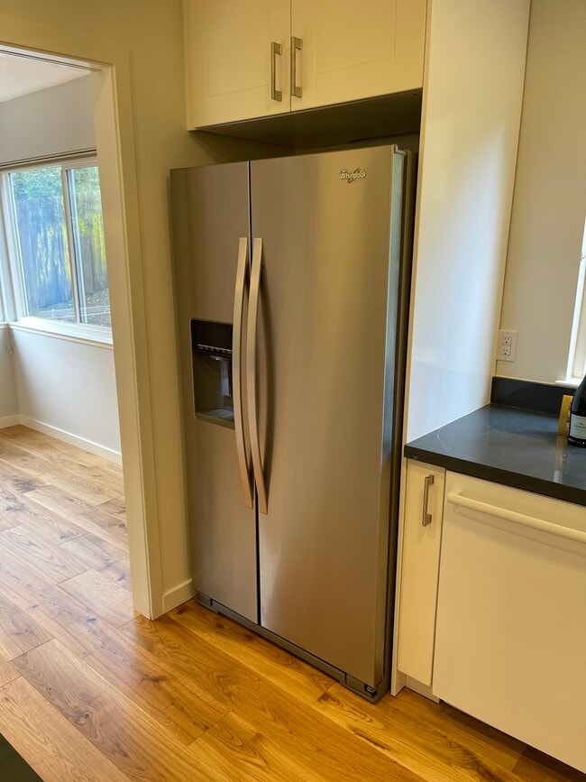 Building Photo - 36 Redwood Ave