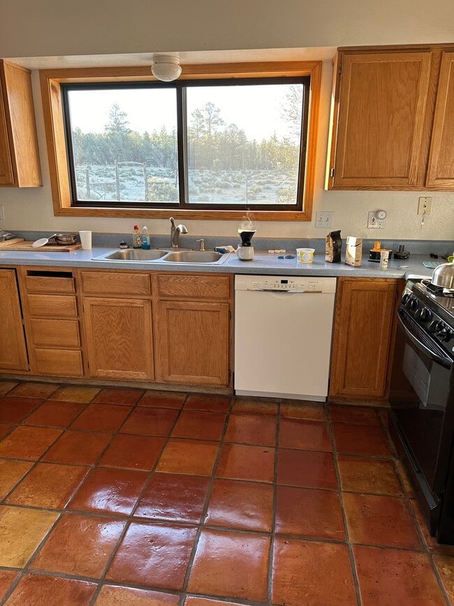 Building Photo - wonderful 3 bedroom home in serene setting