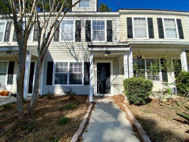 Building Photo - Three Bedroom, Townhome in The Farm!