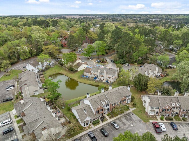Building Photo - Modern Comfort & Convenience in Regents Green Townhome