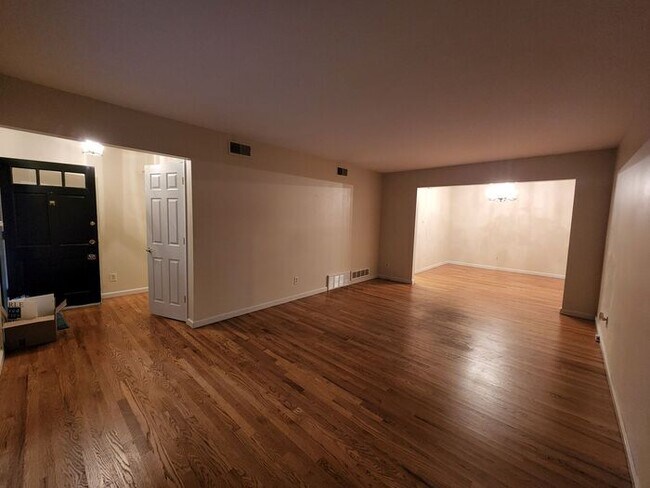 Building Photo - Two Bedroom Two Bath Condo with Pool Access