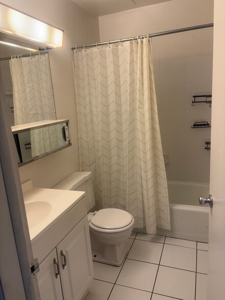 Building Photo - 2424 E Webster Pl