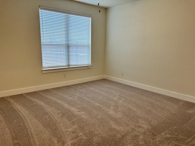 Building Photo - 420 Parkline Dr