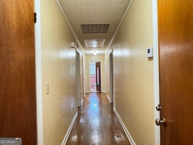 Building Photo - 222 Pineview Dr