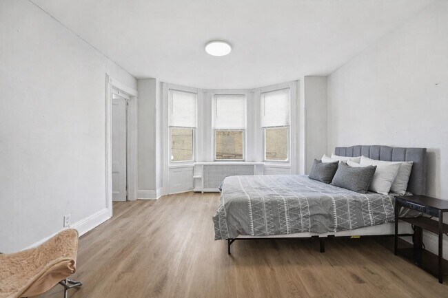 Building Photo - 335 47th St