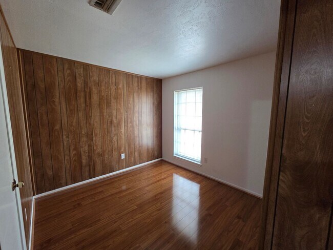 Building Photo - 2121 Redwood St