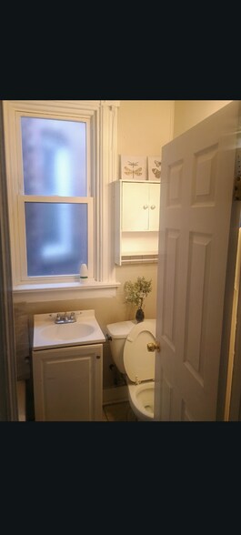 Bath - 2818 W Wilcox St