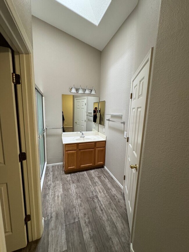Building Photo - Beautiful 2 Bedroom 2 bath single level fo...